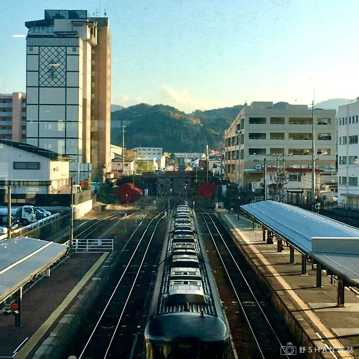高山站天橋上拍列車